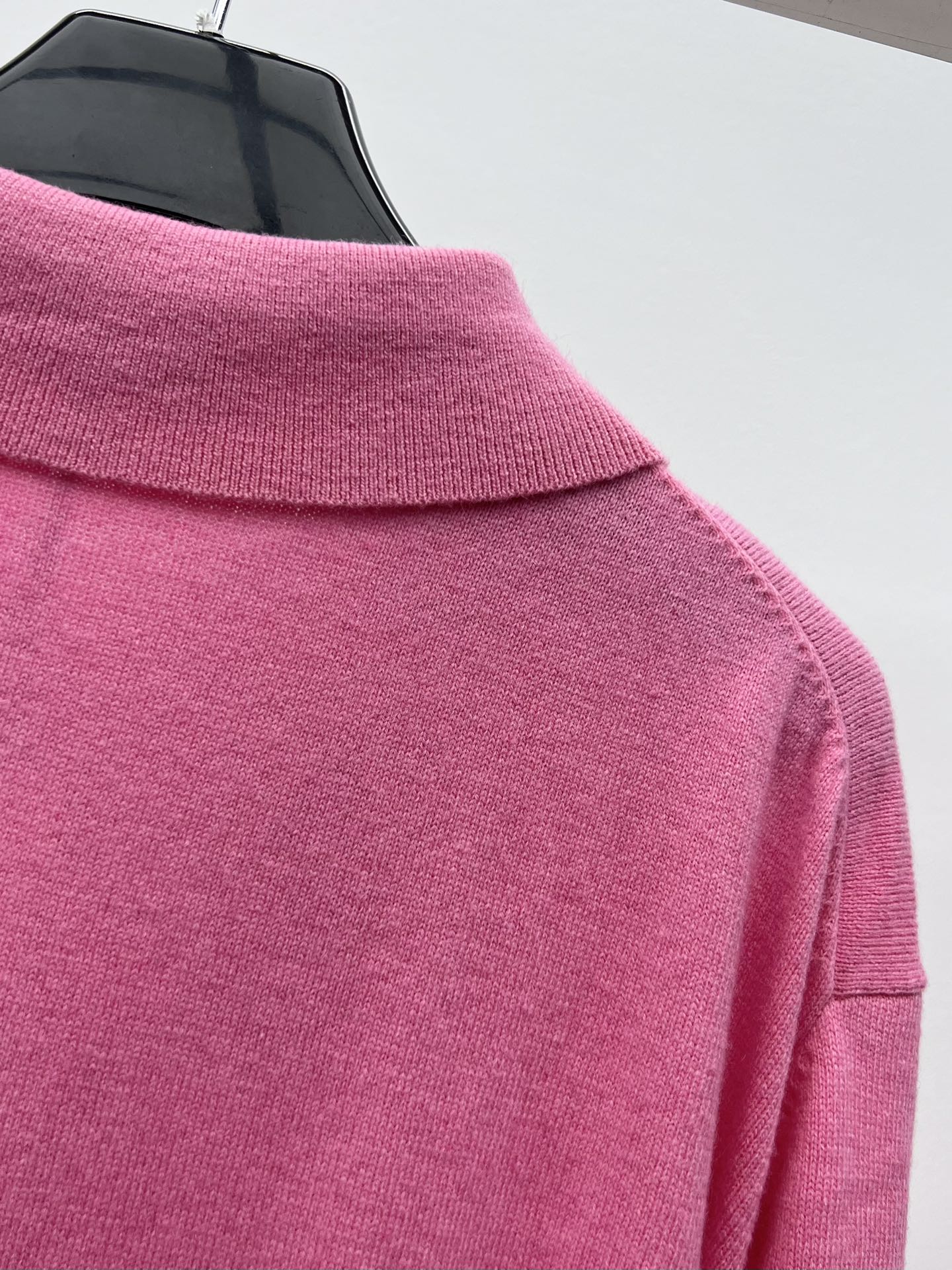 miumi*半拉链菱格毛衣 选用100%柔软羊绒面料材质菱形图案为精致工艺增添了俏皮的优雅按miumiu