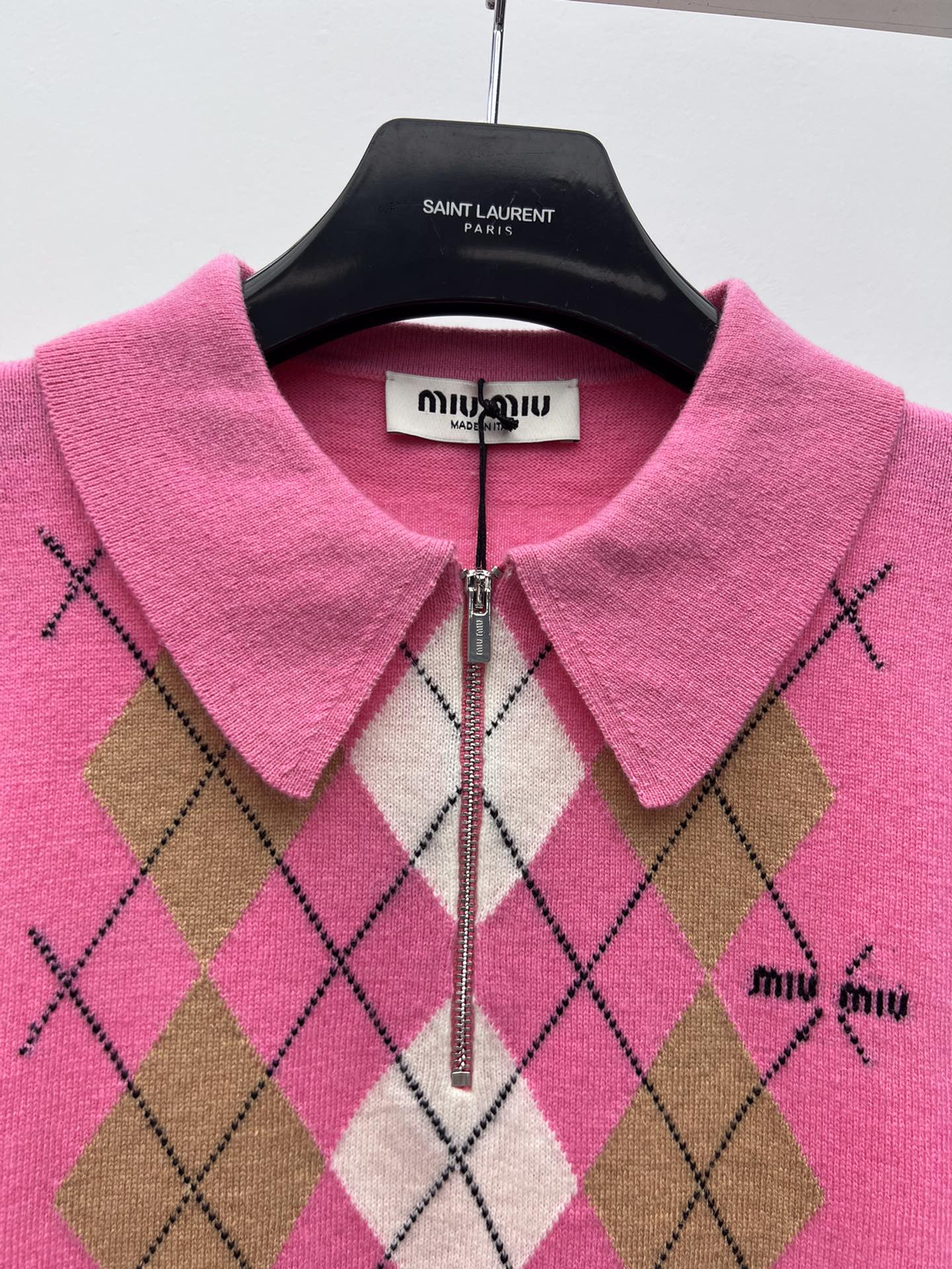 miumi*半拉链菱格毛衣 选用100%柔软羊绒面料材质菱形图案为精致工艺增添了俏皮的优雅按miumiu