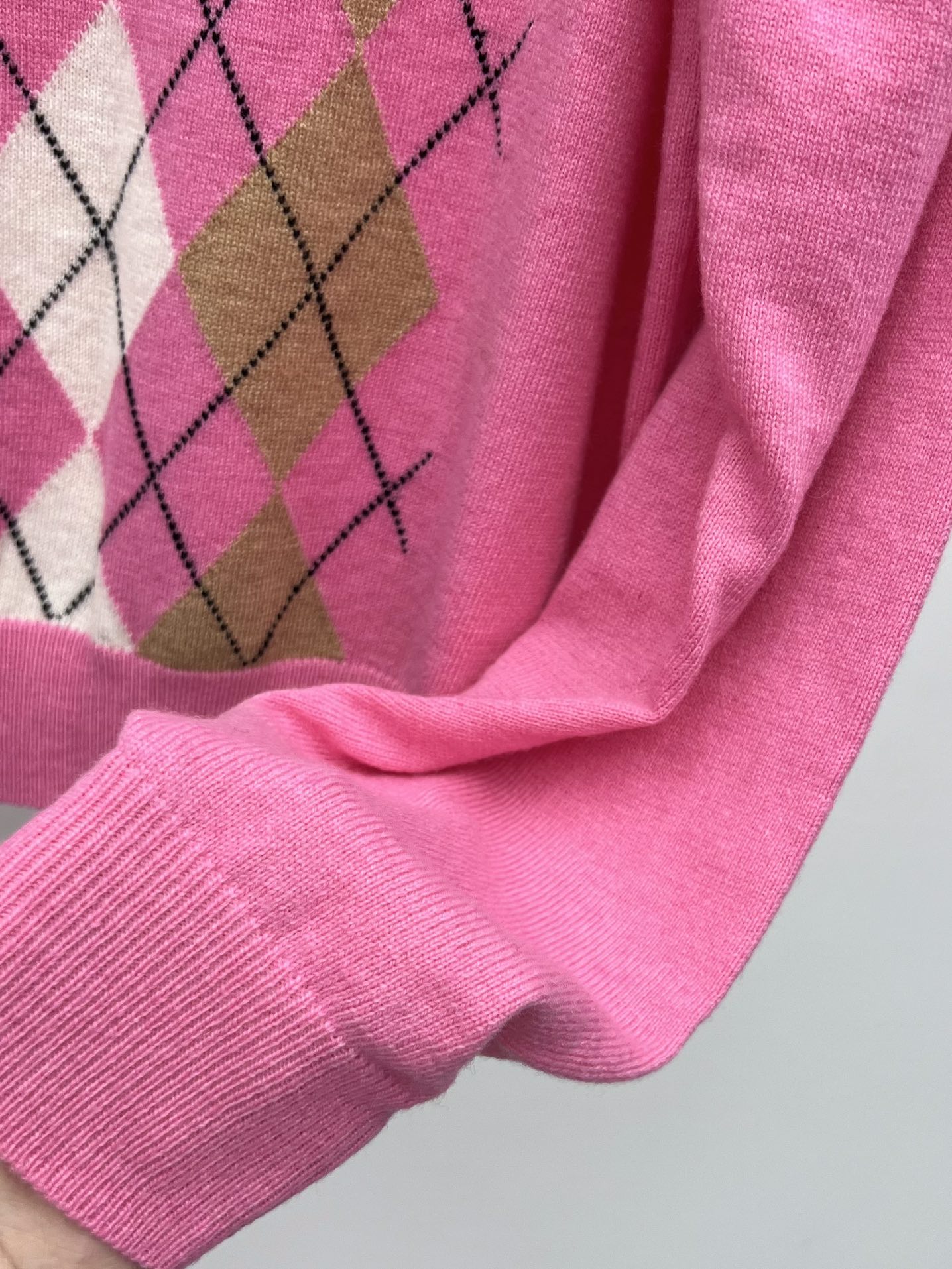 miumi*半拉链菱格毛衣 选用100%柔软羊绒面料材质菱形图案为精致工艺增添了俏皮的优雅按miumiu