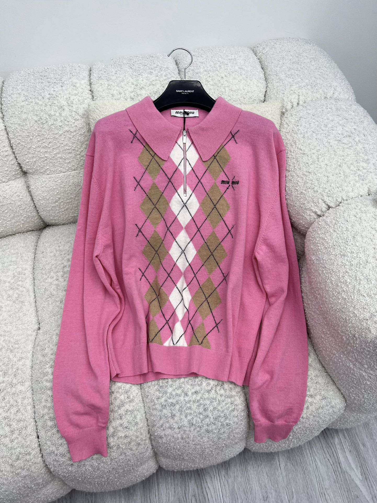 miumi*半拉链菱格毛衣 选用100%柔软羊绒面料材质菱形图案为精致工艺增添了俏皮的优雅按miumiu