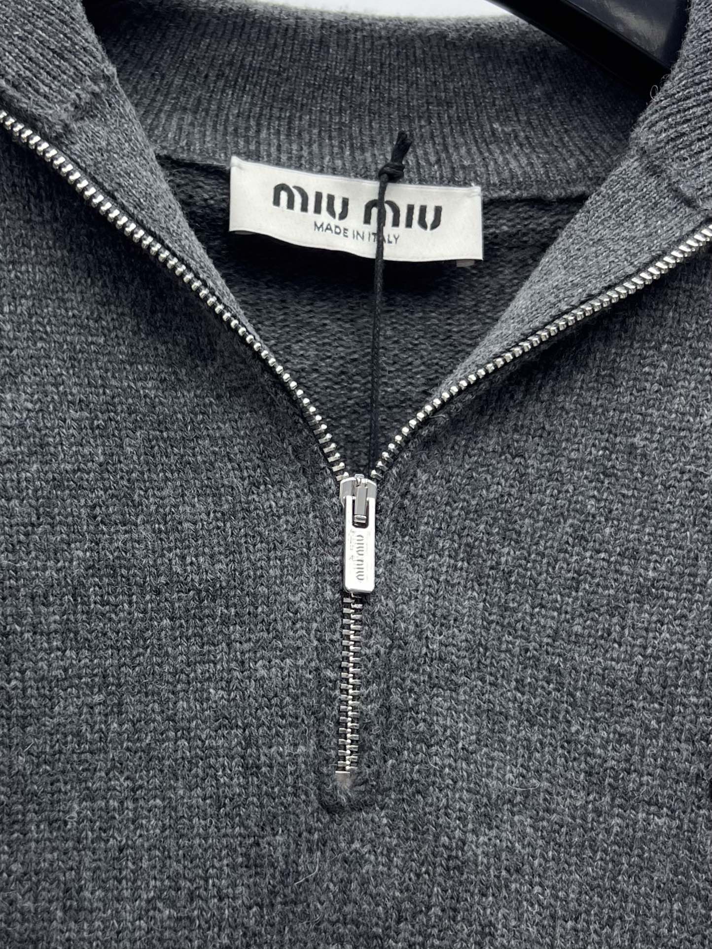 miumi*拉链翻领毛衣选用柔软细腻的羊绒针织面料合身版型搭配拉链翻领定义其造型腰部自然收腰设计时髦显瘦
