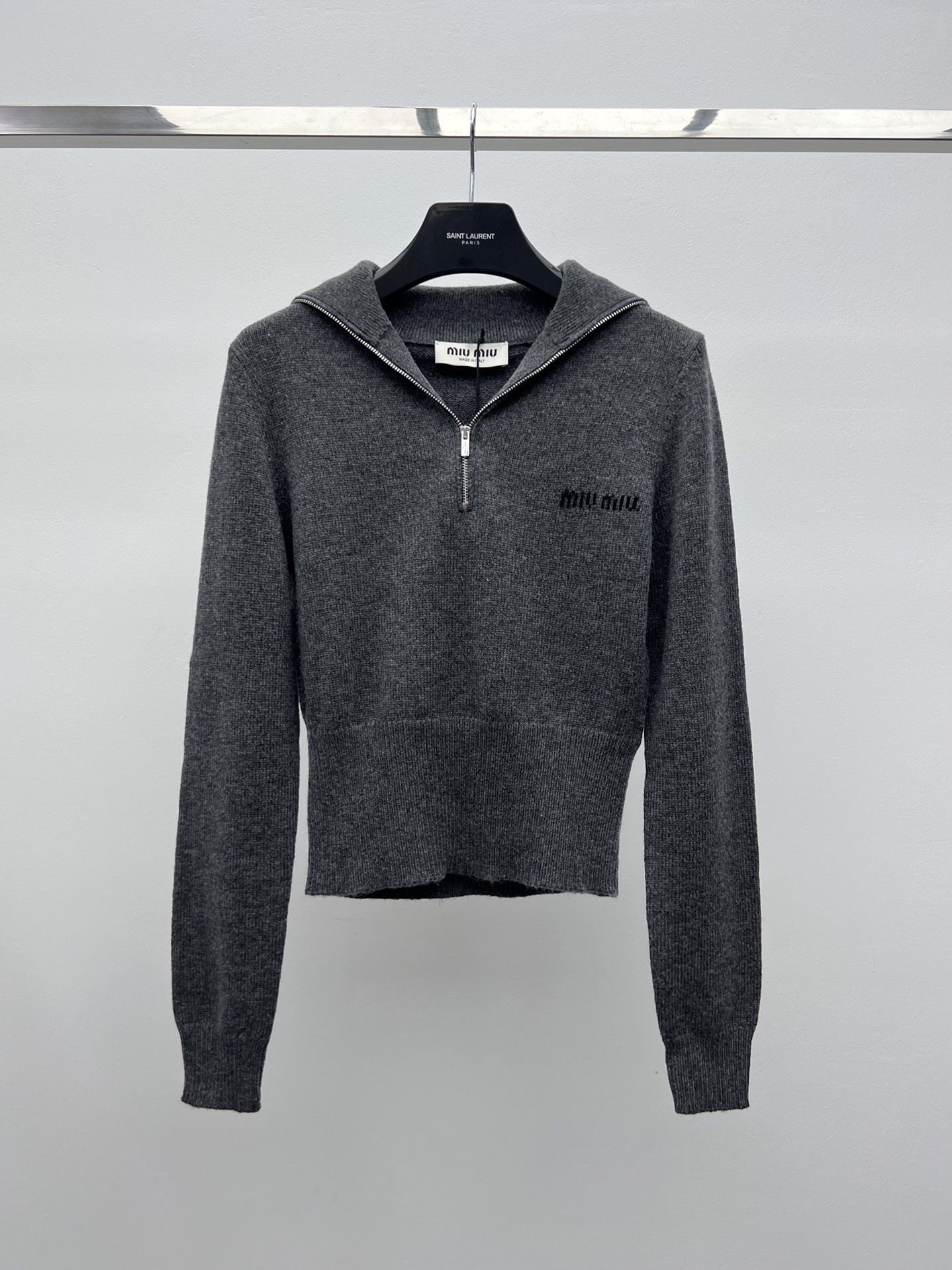 miumi*拉链翻领毛衣选用柔软细腻的羊绒针织面料合身版型搭配拉链翻领定义其造型腰部自然收腰设计时髦显瘦