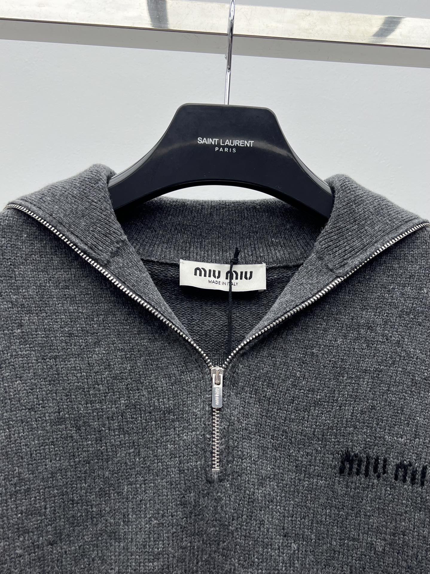 miumi*拉链翻领毛衣选用柔软细腻的羊绒针织面料合身版型搭配拉链翻领定义其造型腰部自然收腰设计时髦显瘦