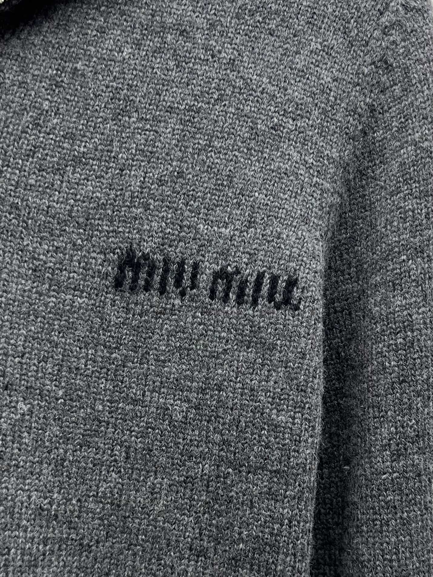 miumi*拉链翻领毛衣选用柔软细腻的羊绒针织面料合身版型搭配拉链翻领定义其造型腰部自然收腰设计时髦显瘦