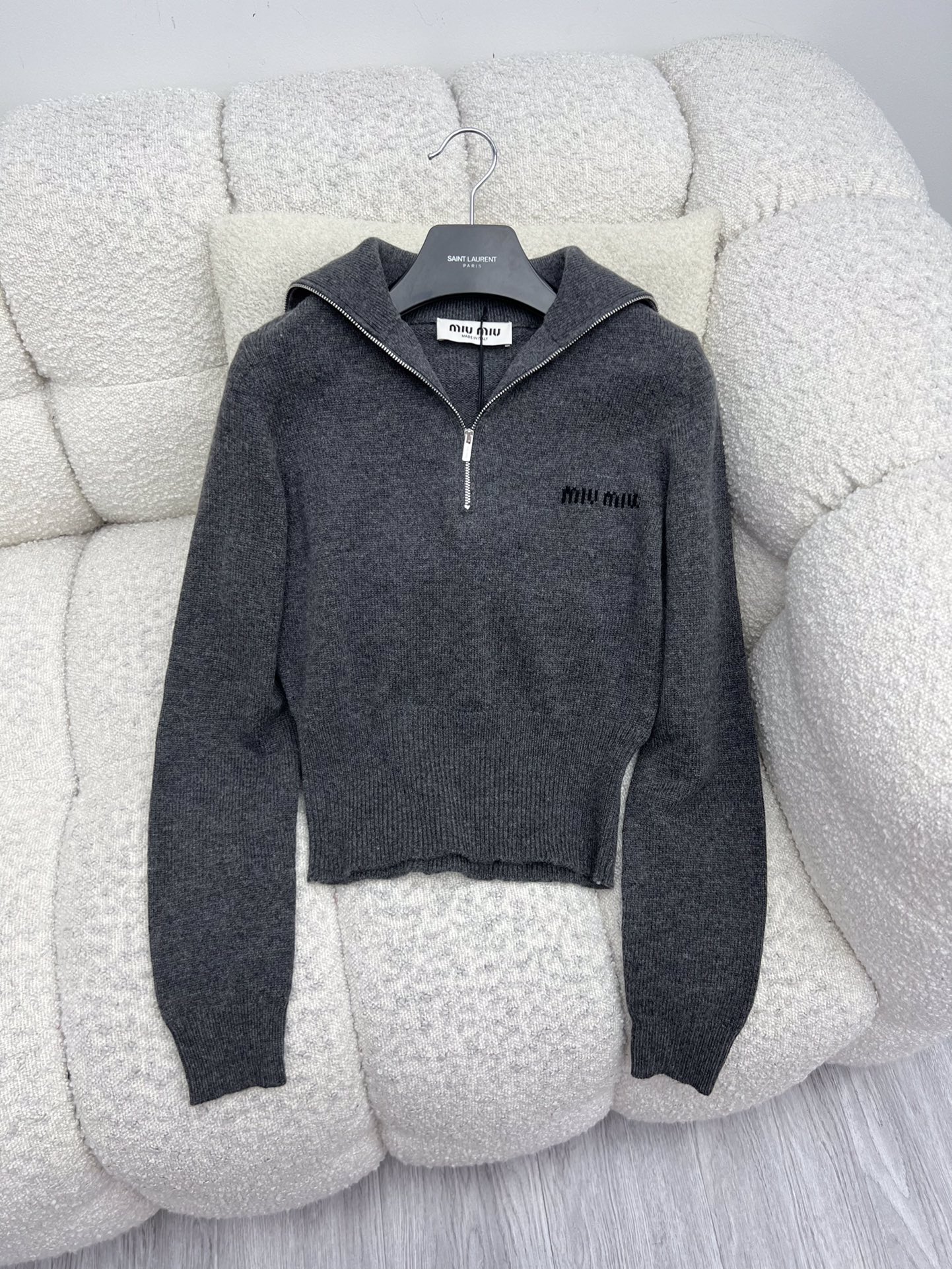 miumi*拉链翻领毛衣选用柔软细腻的羊绒针织面料合身版型搭配拉链翻领定义其造型腰部自然收腰设计时髦显瘦