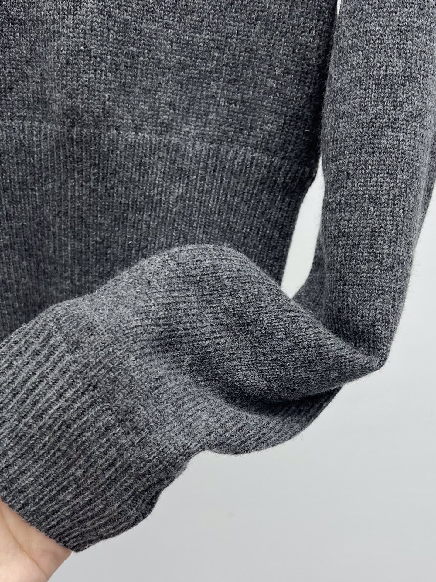 miumi*拉链翻领毛衣选用柔软细腻的羊绒针织面料合身版型搭配拉链翻领定义其造型腰部自然收腰设计时髦显瘦