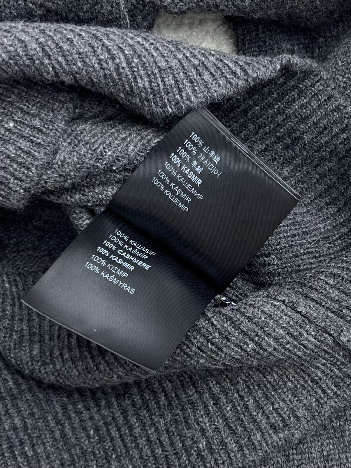 miumi*拉链翻领毛衣选用柔软细腻的羊绒针织面料合身版型搭配拉链翻领定义其造型腰部自然收腰设计时髦显瘦