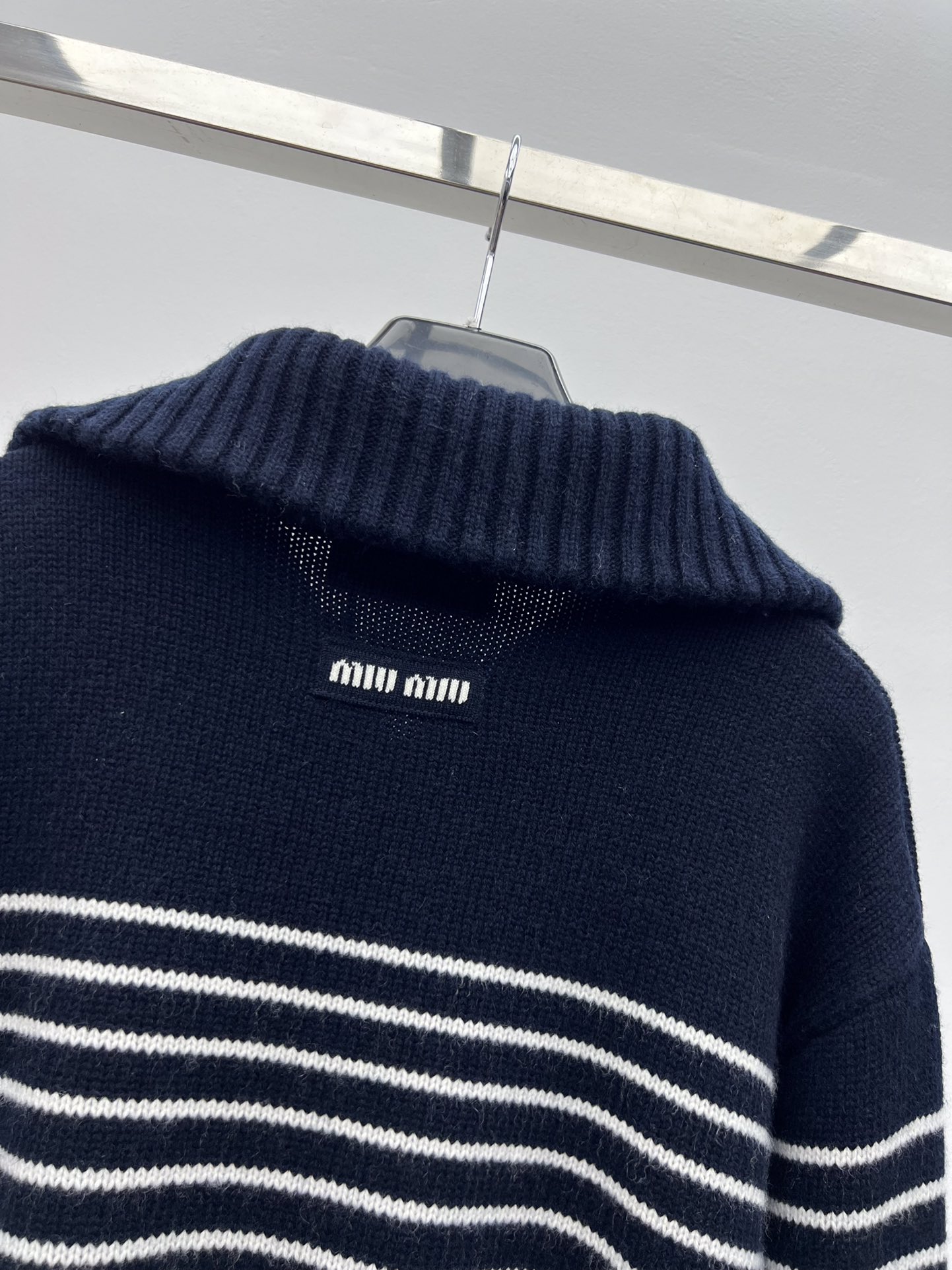 miumi*条纹翻领毛衣这款羊绒毛衣因其精致的工艺而显得独特标志性的条纹图案呈现饱满纹理效果略显宽松的版