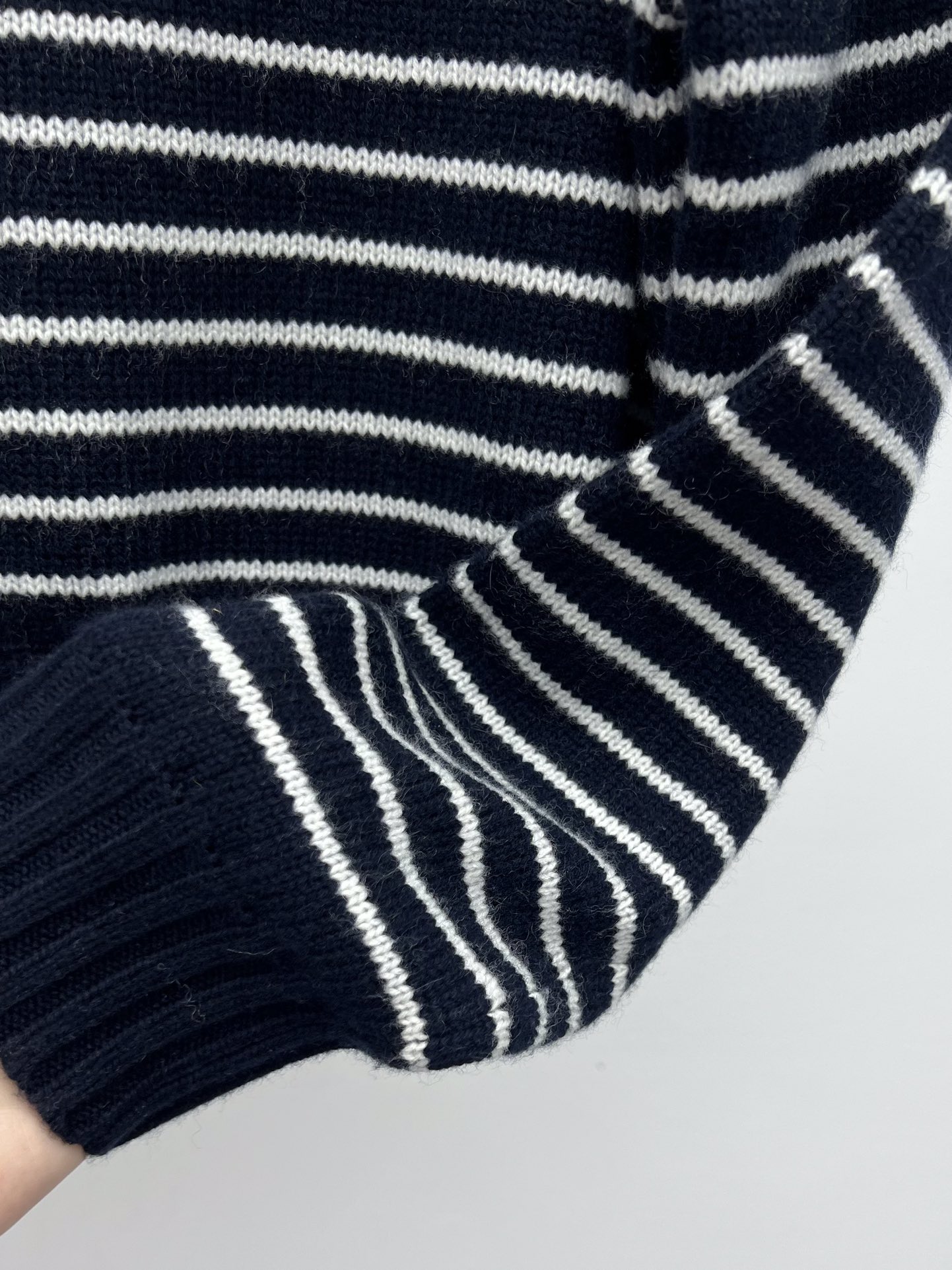 miumi*条纹翻领毛衣这款羊绒毛衣因其精致的工艺而显得独特标志性的条纹图案呈现饱满纹理效果略显宽松的版