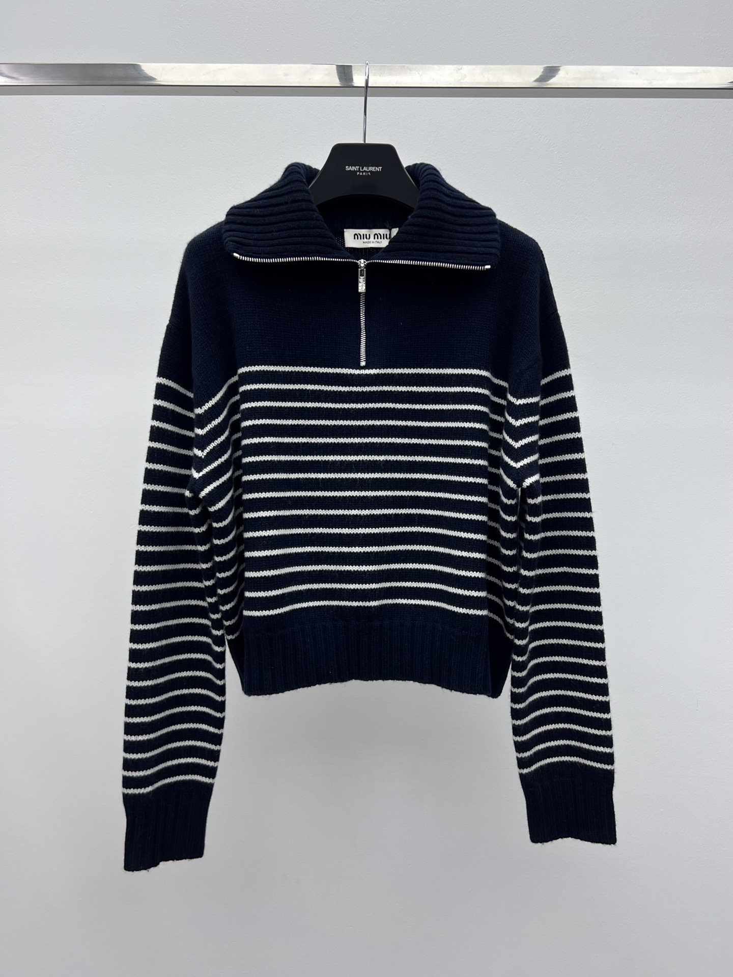 miumi*条纹翻领毛衣这款羊绒毛衣因其精致的工艺而显得独特标志性的条纹图案呈现饱满纹理效果略显宽松的版