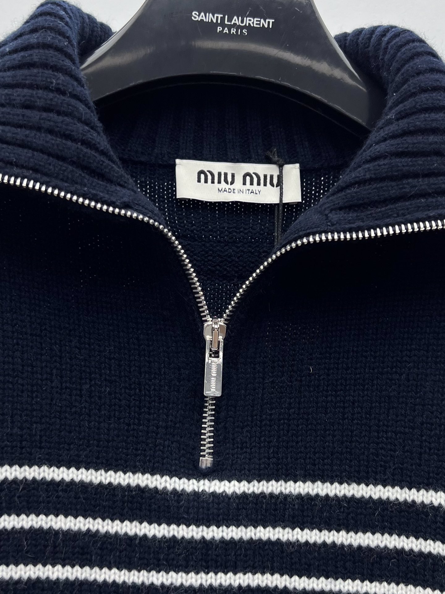 miumi*条纹翻领毛衣这款羊绒毛衣因其精致的工艺而显得独特标志性的条纹图案呈现饱满纹理效果略显宽松的版