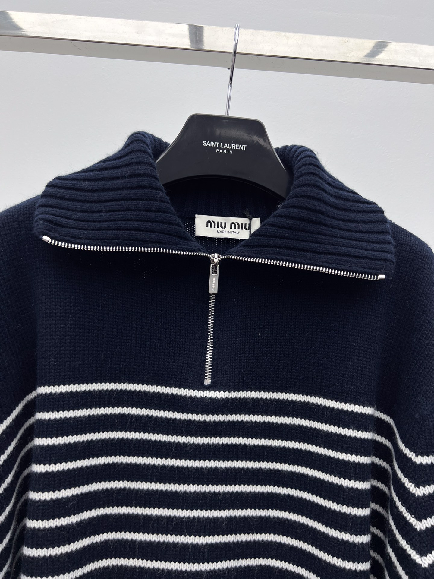 miumi*条纹翻领毛衣这款羊绒毛衣因其精致的工艺而显得独特标志性的条纹图案呈现饱满纹理效果略显宽松的版