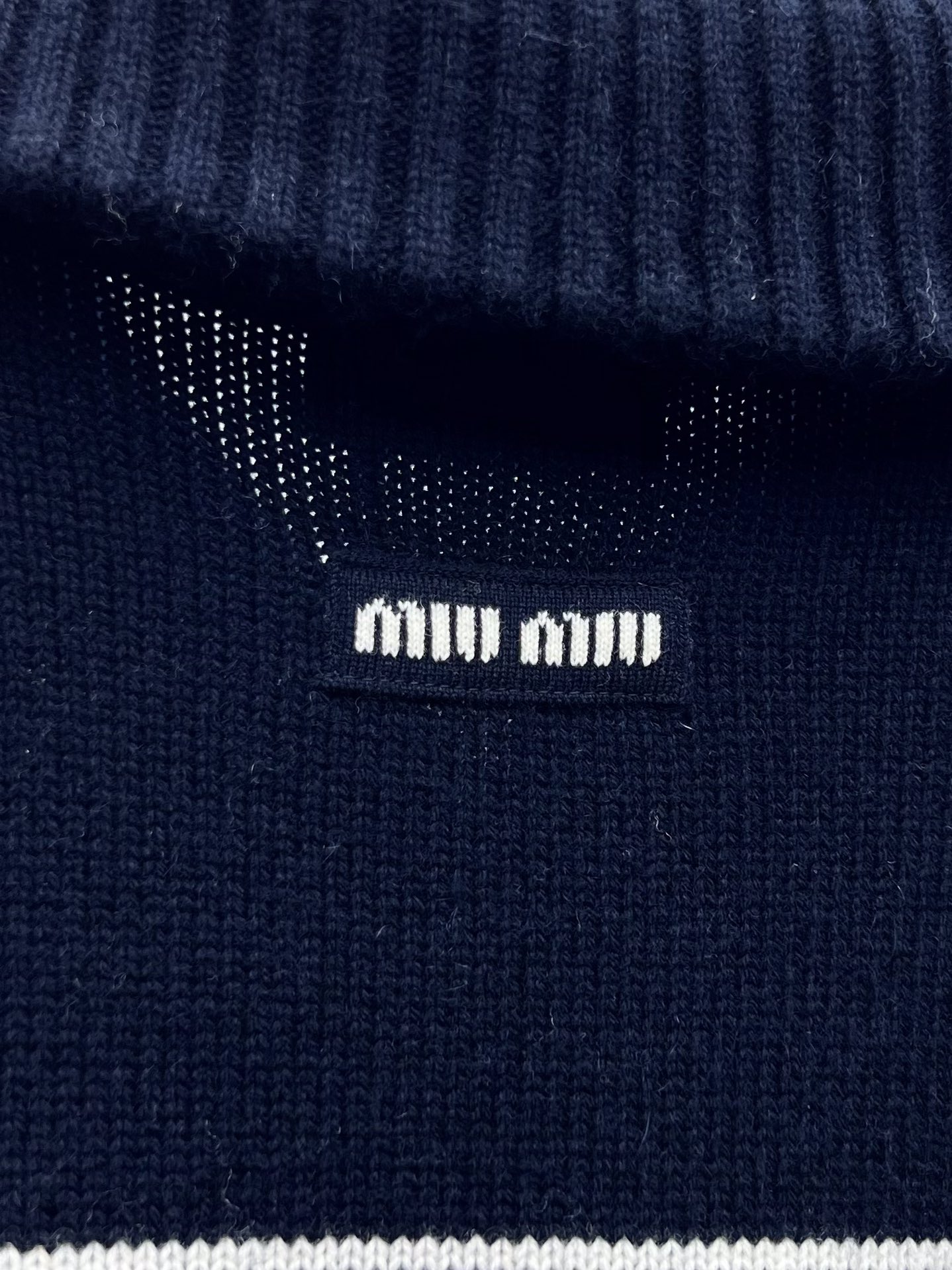 miumi*条纹翻领毛衣这款羊绒毛衣因其精致的工艺而显得独特标志性的条纹图案呈现饱满纹理效果略显宽松的版