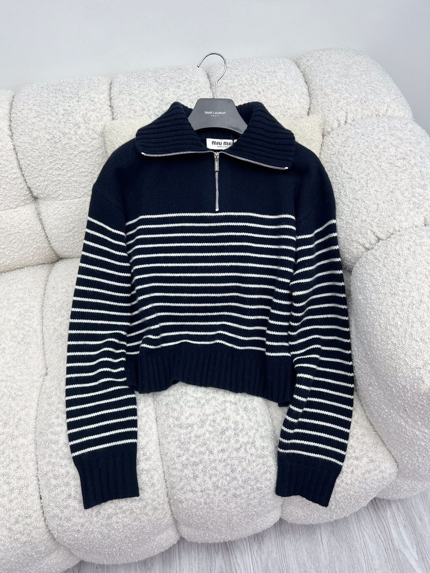 miumi*条纹翻领毛衣这款羊绒毛衣因其精致的工艺而显得独特标志性的条纹图案呈现饱满纹理效果略显宽松的版