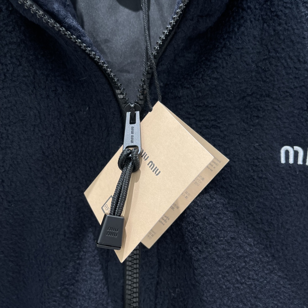 Miu 25秋冬新款 颗粒绒羊羔毛领羽绒服 进口摇粒太空绒面料 国标90%鹅绒填充内里 厚实软糯 下摆抽