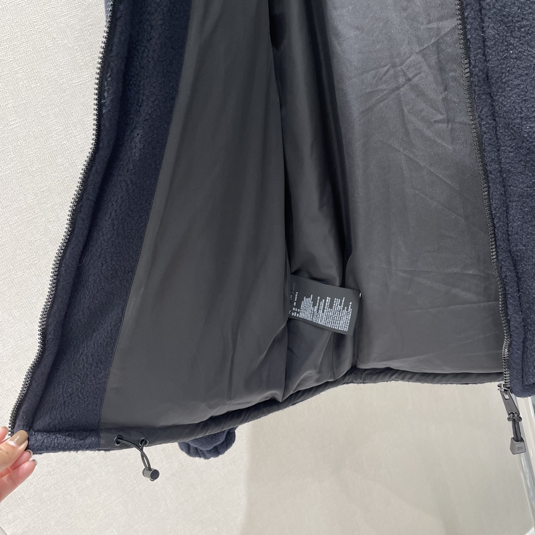 Miu 25秋冬新款 颗粒绒羊羔毛领羽绒服 进口摇粒太空绒面料 国标90%鹅绒填充内里 厚实软糯 下摆抽