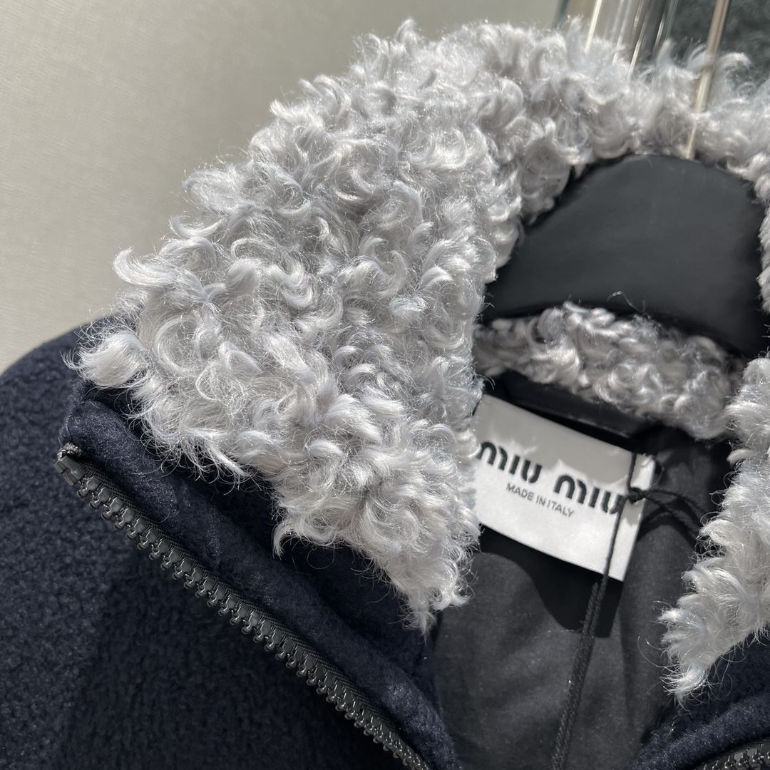 Miu 25秋冬新款 颗粒绒羊羔毛领羽绒服 进口摇粒太空绒面料 国标90%鹅绒填充内里 厚实软糯 下摆抽