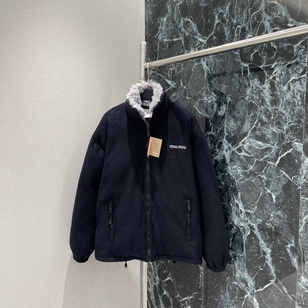 Miu 25秋冬新款 颗粒绒羊羔毛领羽绒服 进口摇粒太空绒面料 国标90%鹅绒填充内里 厚实软糯 下摆抽