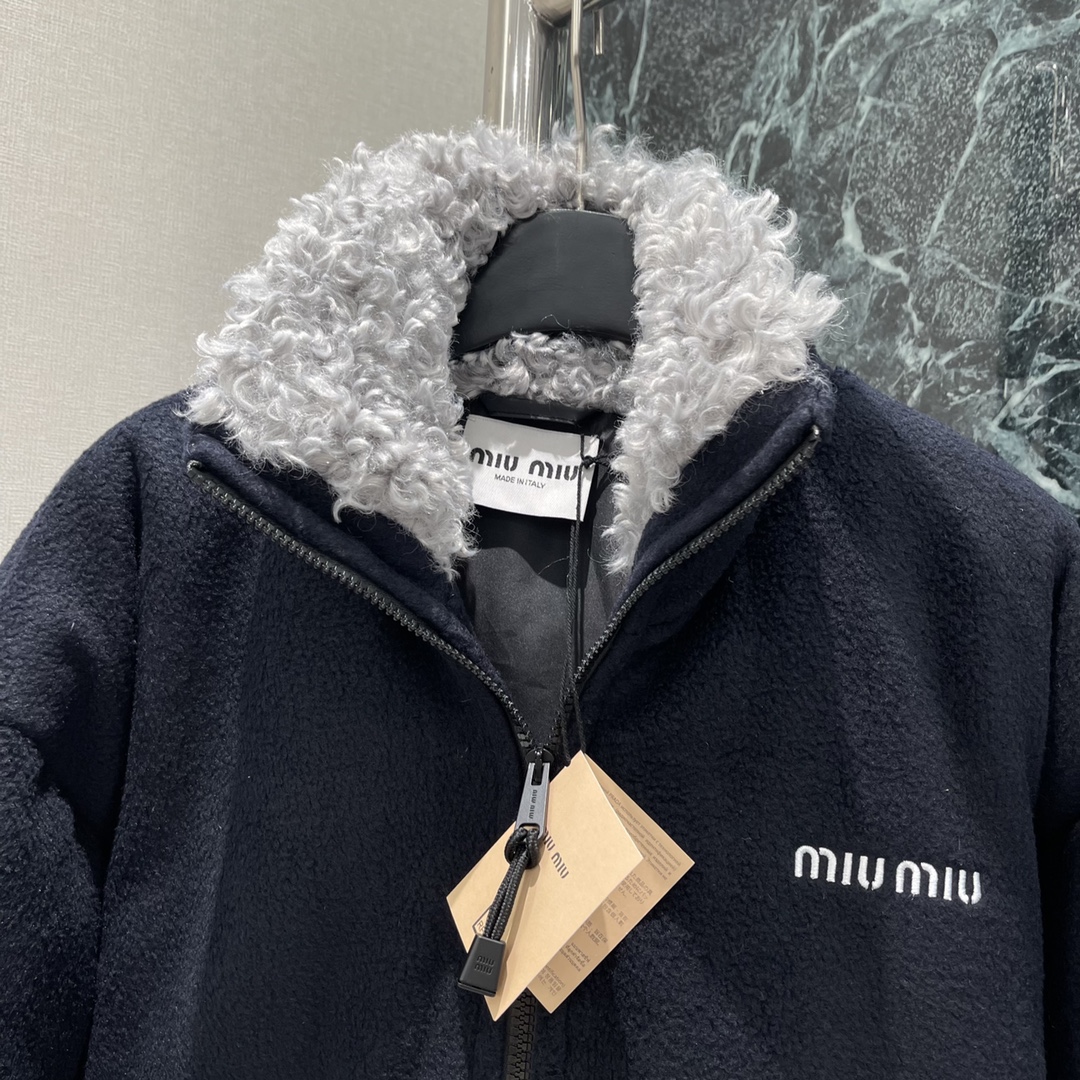Miu 25秋冬新款 颗粒绒羊羔毛领羽绒服 进口摇粒太空绒面料 国标90%鹅绒填充内里 厚实软糯 下摆抽