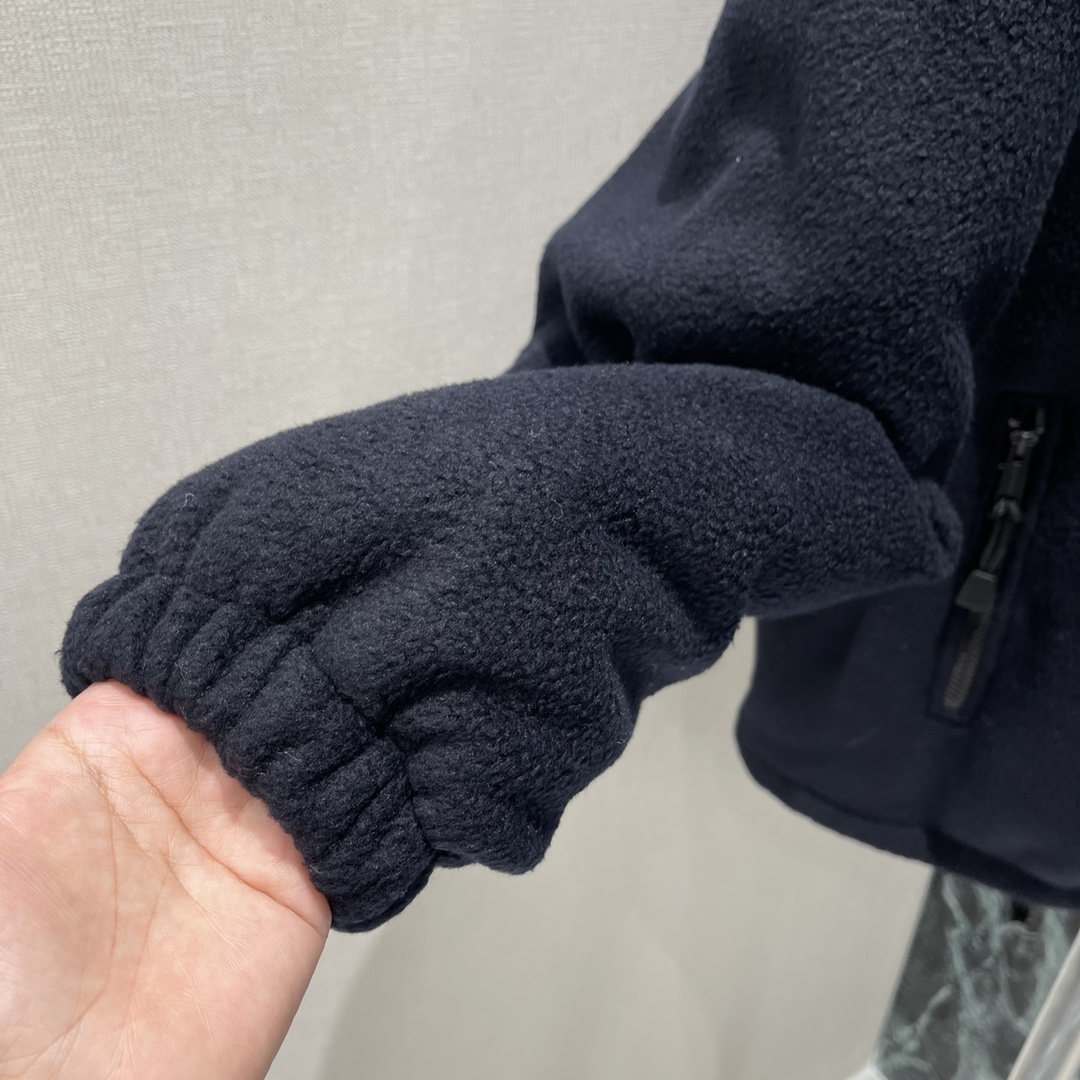 Miu 25秋冬新款 颗粒绒羊羔毛领羽绒服 进口摇粒太空绒面料 国标90%鹅绒填充内里 厚实软糯 下摆抽