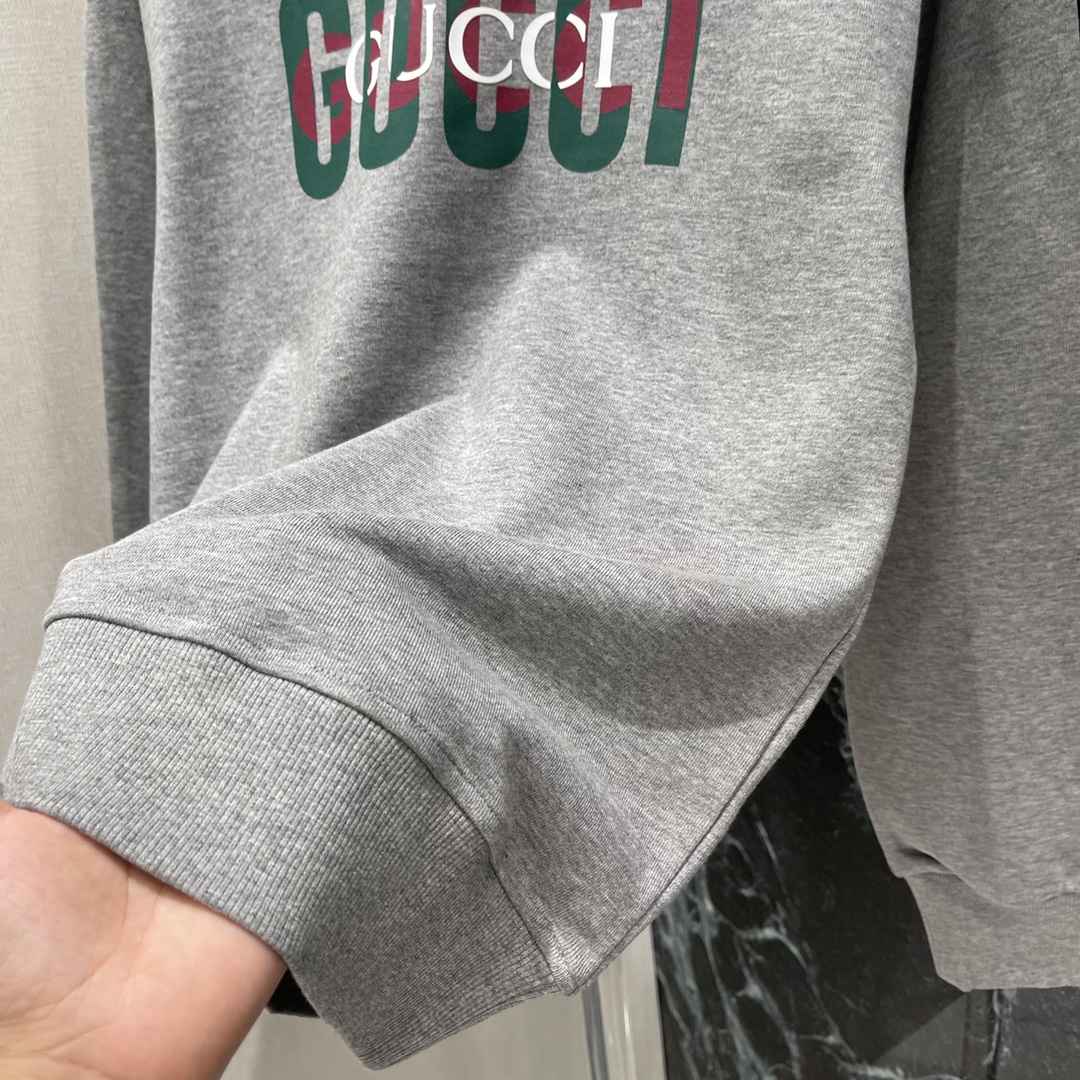 G家 25秋冬新款 撞色字母印花圆领卫衣 胸前彩色字母印花活力吸睛 带着品牌独特的时尚基因 穿着舒适自在