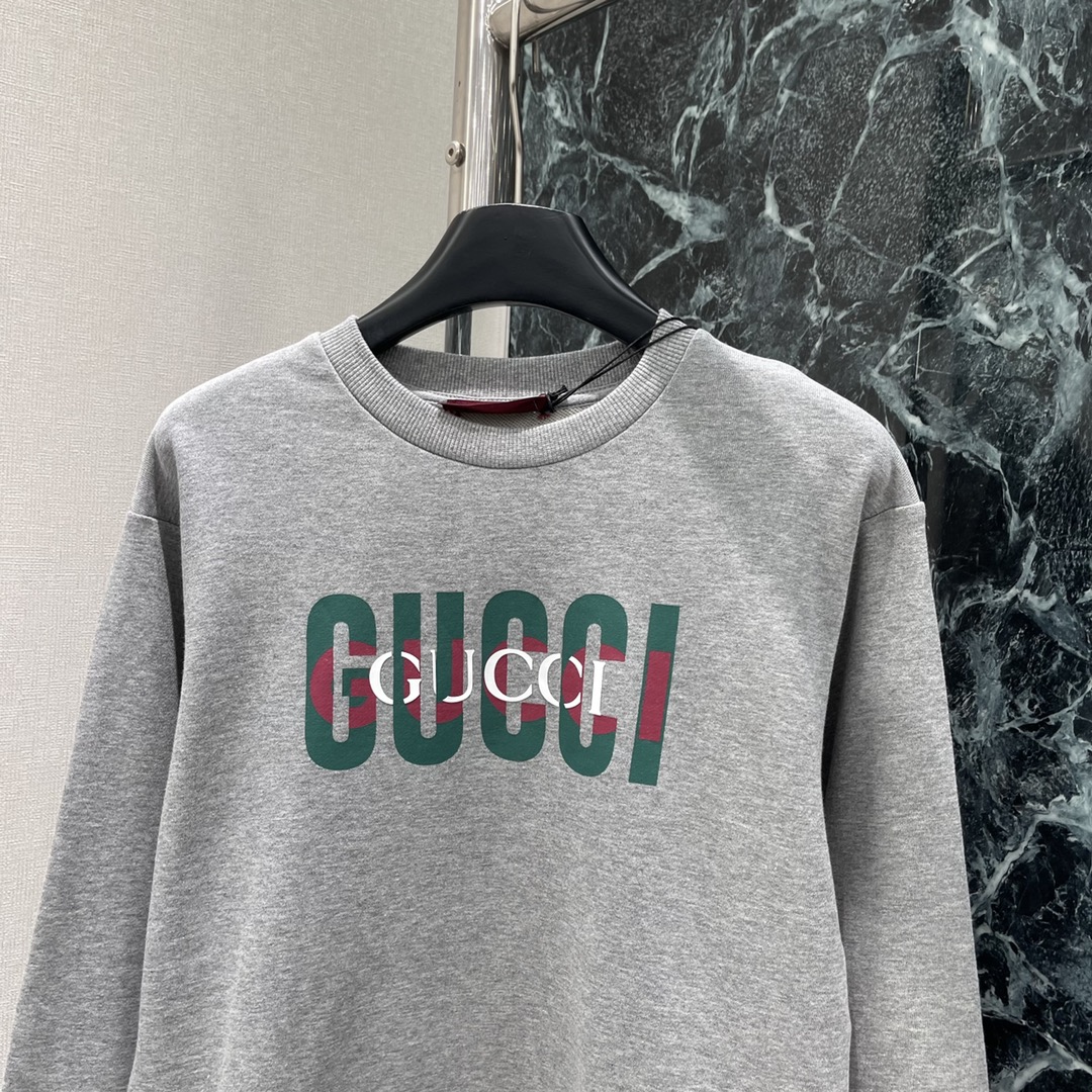 G家 25秋冬新款 撞色字母印花圆领卫衣 胸前彩色字母印花活力吸睛 带着品牌独特的时尚基因 穿着舒适自在