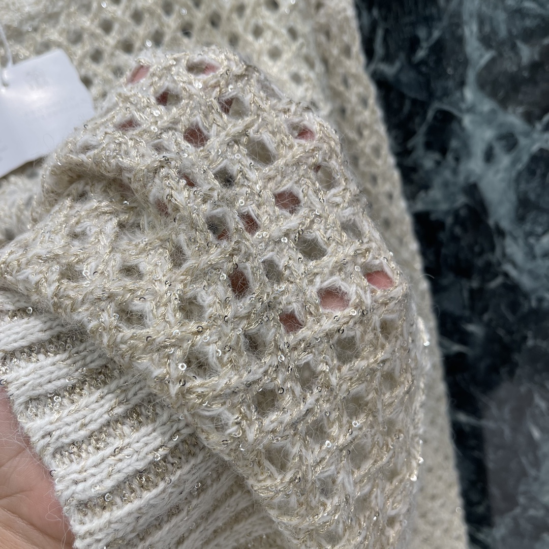 Brunello Cucinell* 25秋冬新款 镂空长袖上衣 成衣添加了微微细闪亮片 穿上身超级好看