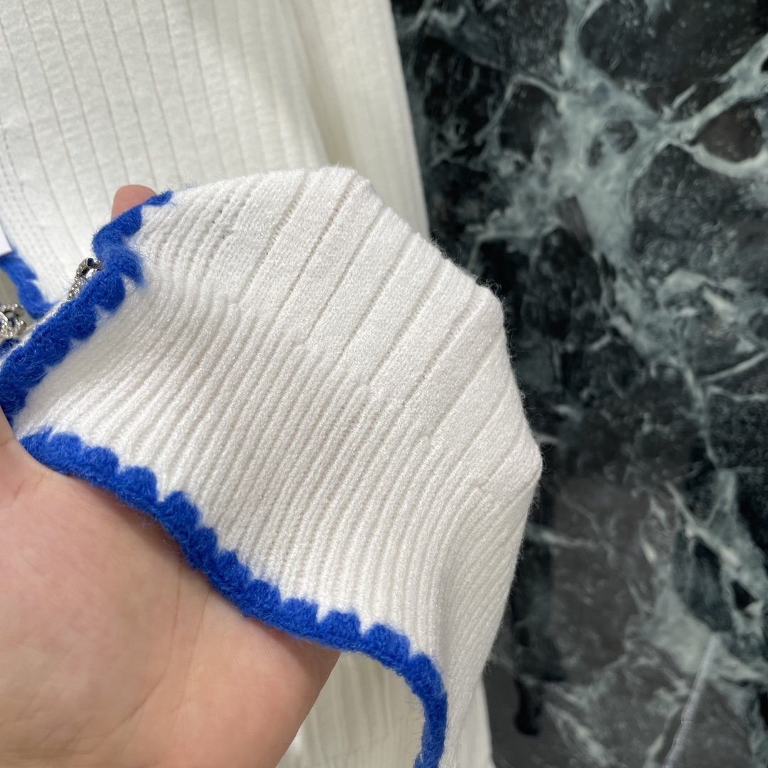 小香 25秋冬新款 撞色包边针织开衫 搭配五金重工钉钻双C扣彰显品牌调性 配合蓝色包边与大身颜色形成碰撞