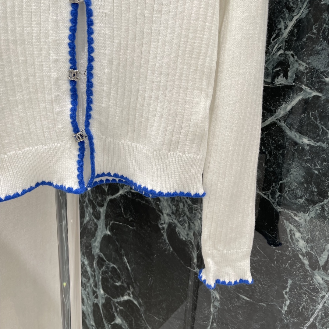 小香 25秋冬新款 撞色包边针织开衫 搭配五金重工钉钻双C扣彰显品牌调性 配合蓝色包边与大身颜色形成碰撞