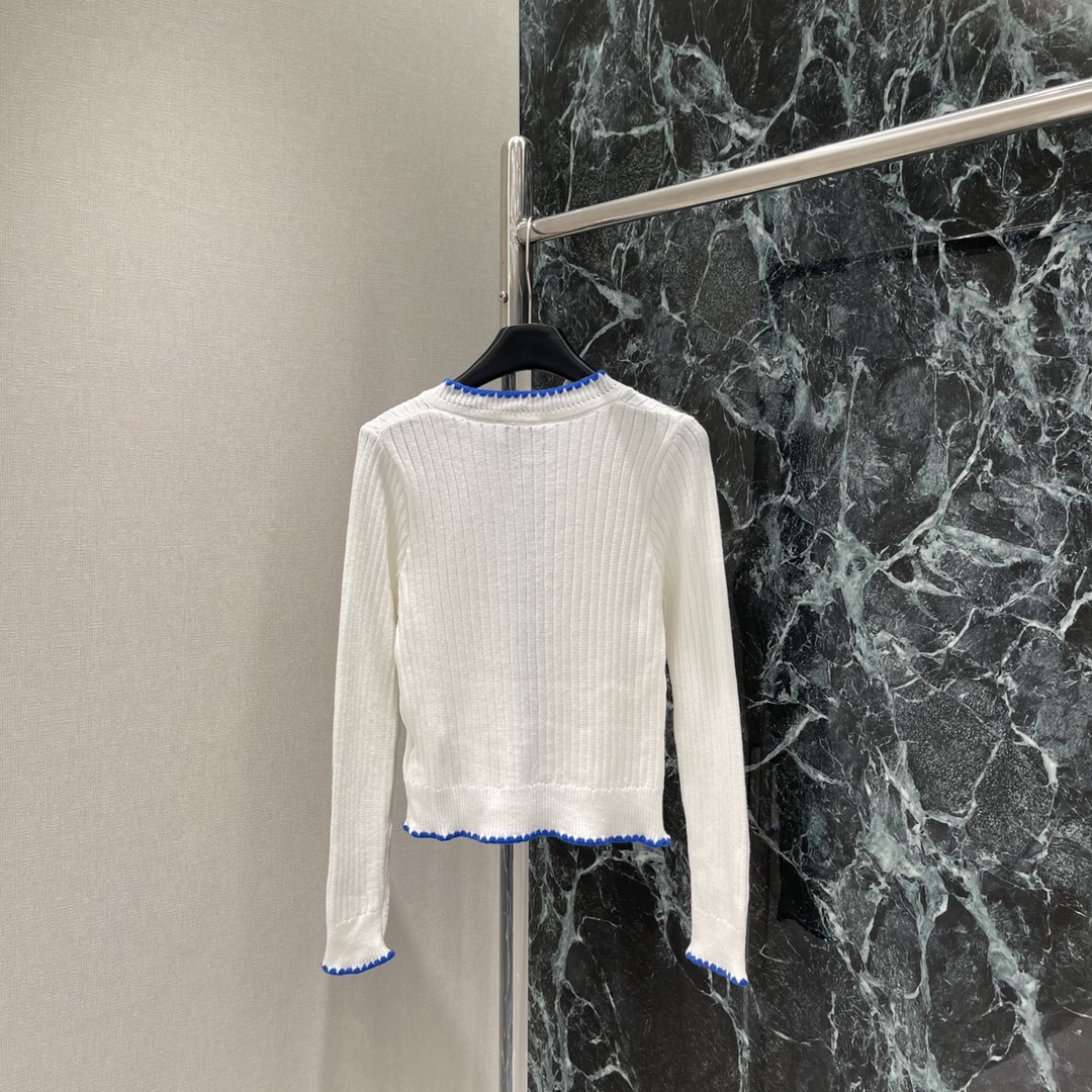 小香 25秋冬新款 撞色包边针织开衫 搭配五金重工钉钻双C扣彰显品牌调性 配合蓝色包边与大身颜色形成碰撞