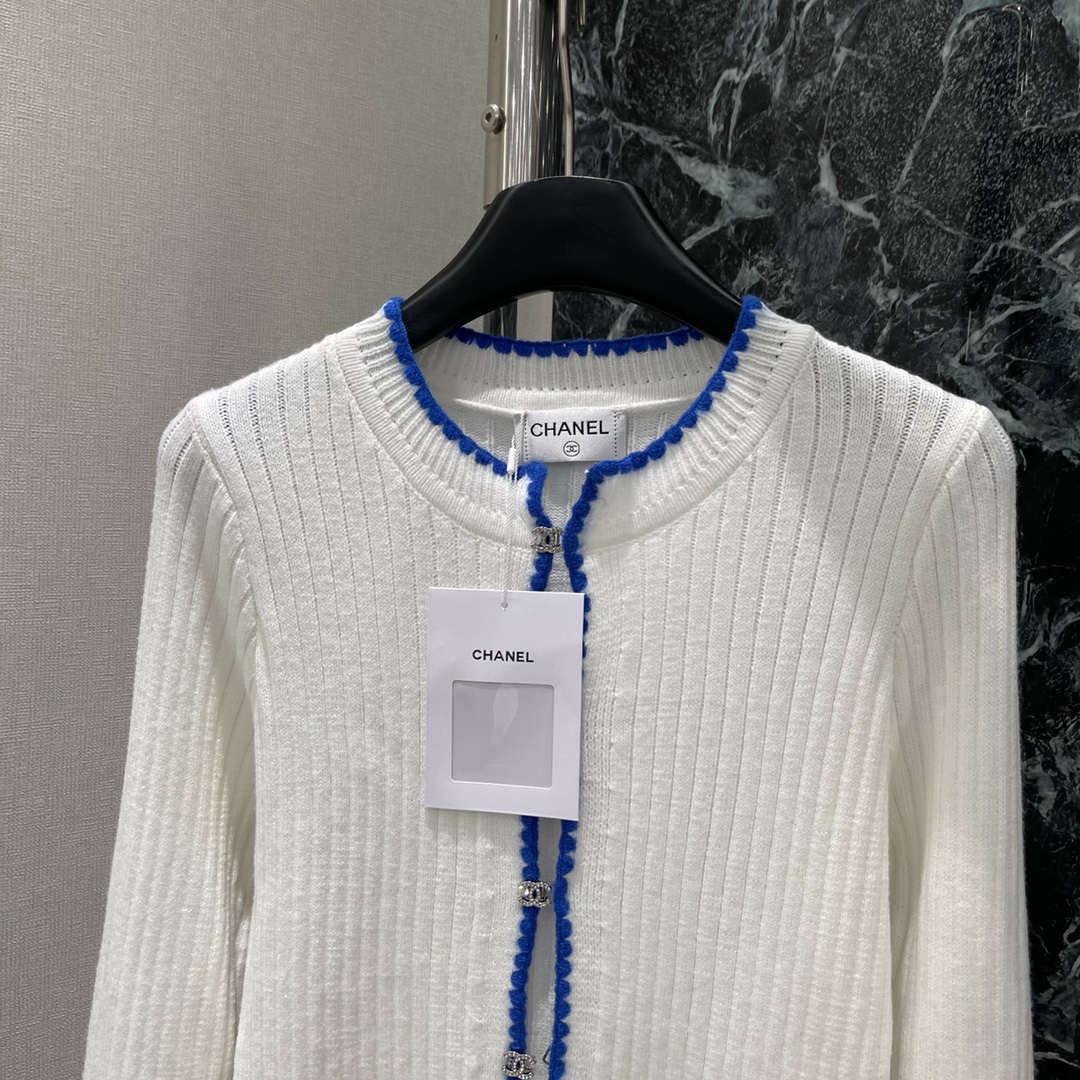 小香 25秋冬新款 撞色包边针织开衫 搭配五金重工钉钻双C扣彰显品牌调性 配合蓝色包边与大身颜色形成碰撞