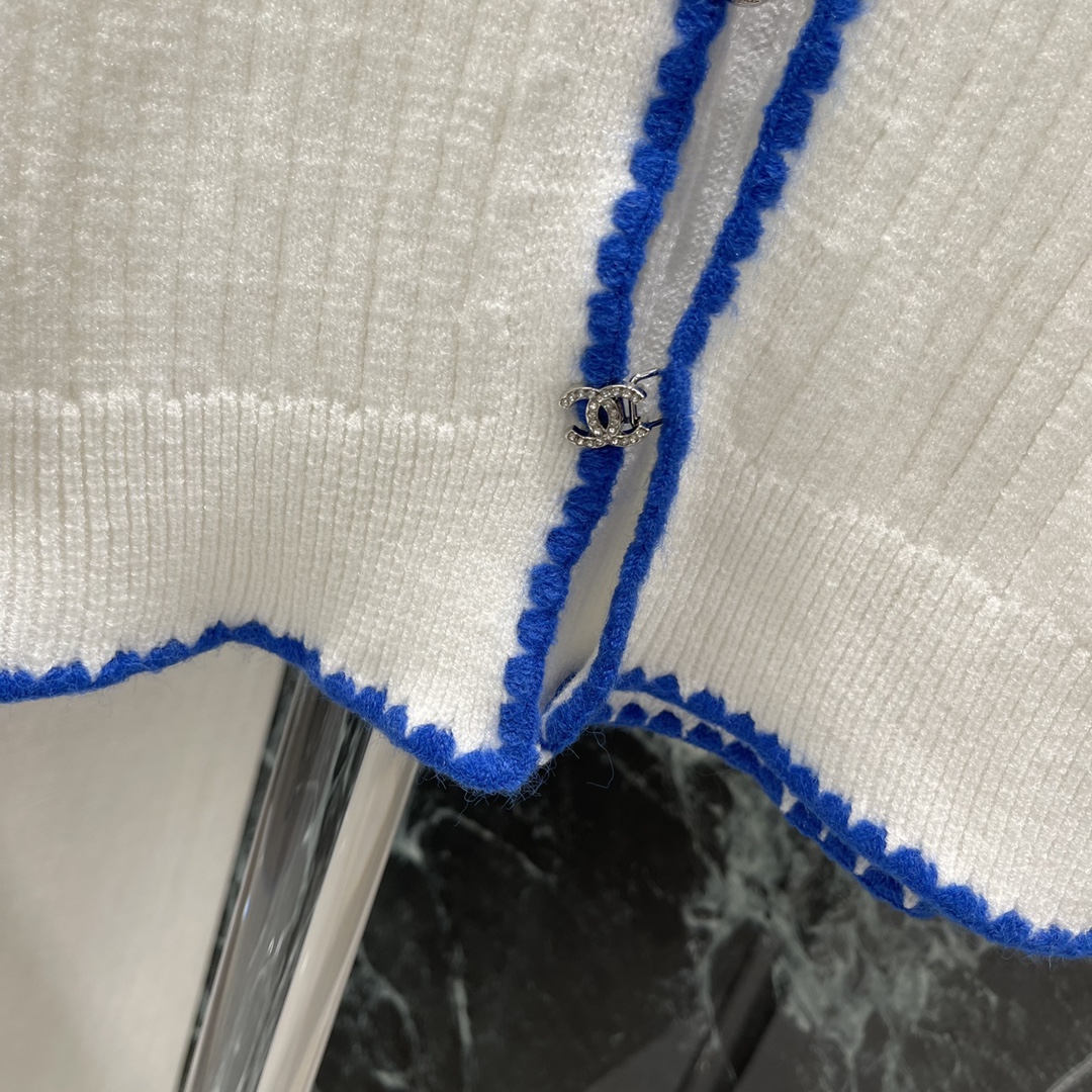 小香 25秋冬新款 撞色包边针织开衫 搭配五金重工钉钻双C扣彰显品牌调性 配合蓝色包边与大身颜色形成碰撞