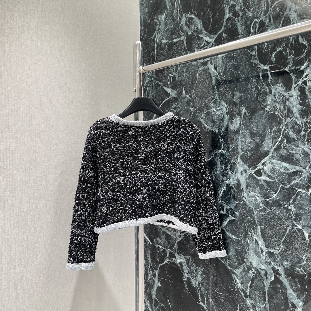 小香 25秋冬新款 编织彩色针织开衫 编织撞色钩花工艺。定制金属双C扣彰显品牌格调 小短款H版型不挑人版