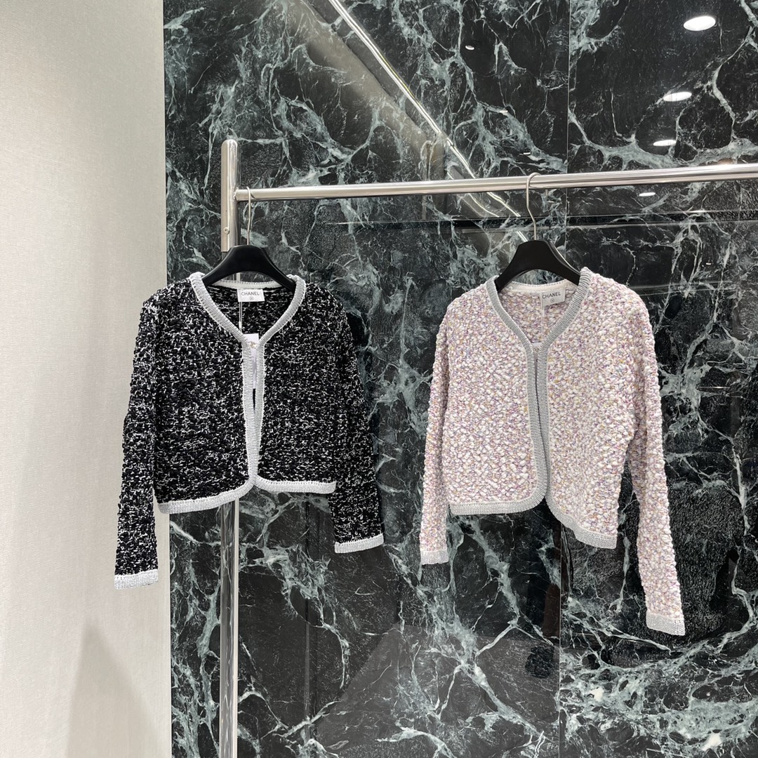 小香 25秋冬新款 编织彩色针织开衫 编织撞色钩花工艺。定制金属双C扣彰显品牌格调 小短款H版型不挑人版