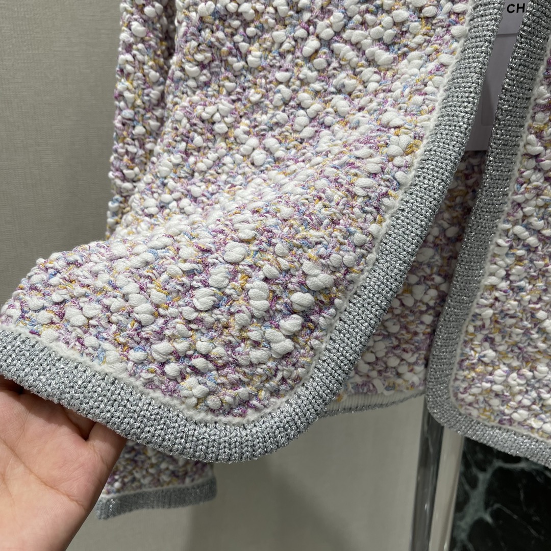 小香 25秋冬新款 编织彩色针织开衫 编织撞色钩花工艺。定制金属双C扣彰显品牌格调 小短款H版型不挑人版