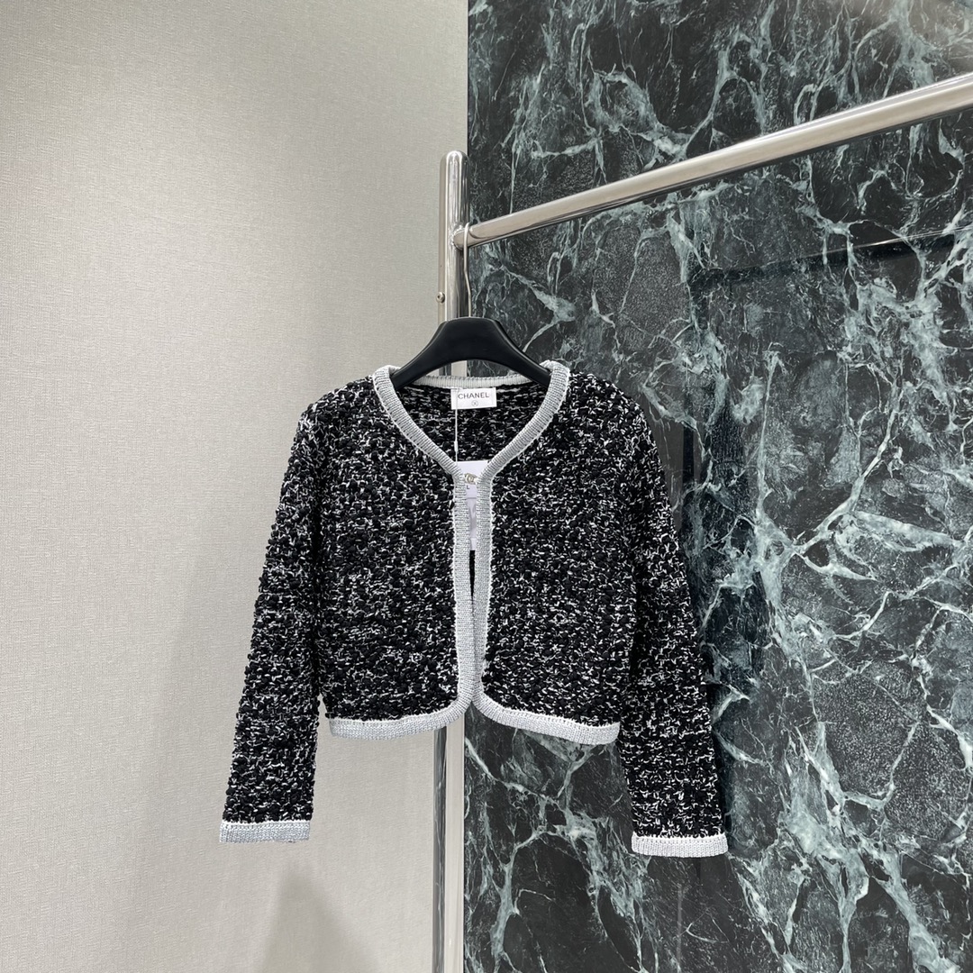 小香 25秋冬新款 编织彩色针织开衫 编织撞色钩花工艺。定制金属双C扣彰显品牌格调 小短款H版型不挑人版