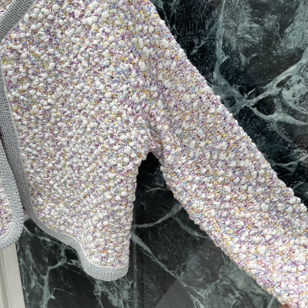 小香 25秋冬新款 编织彩色针织开衫 编织撞色钩花工艺。定制金属双C扣彰显品牌格调 小短款H版型不挑人版