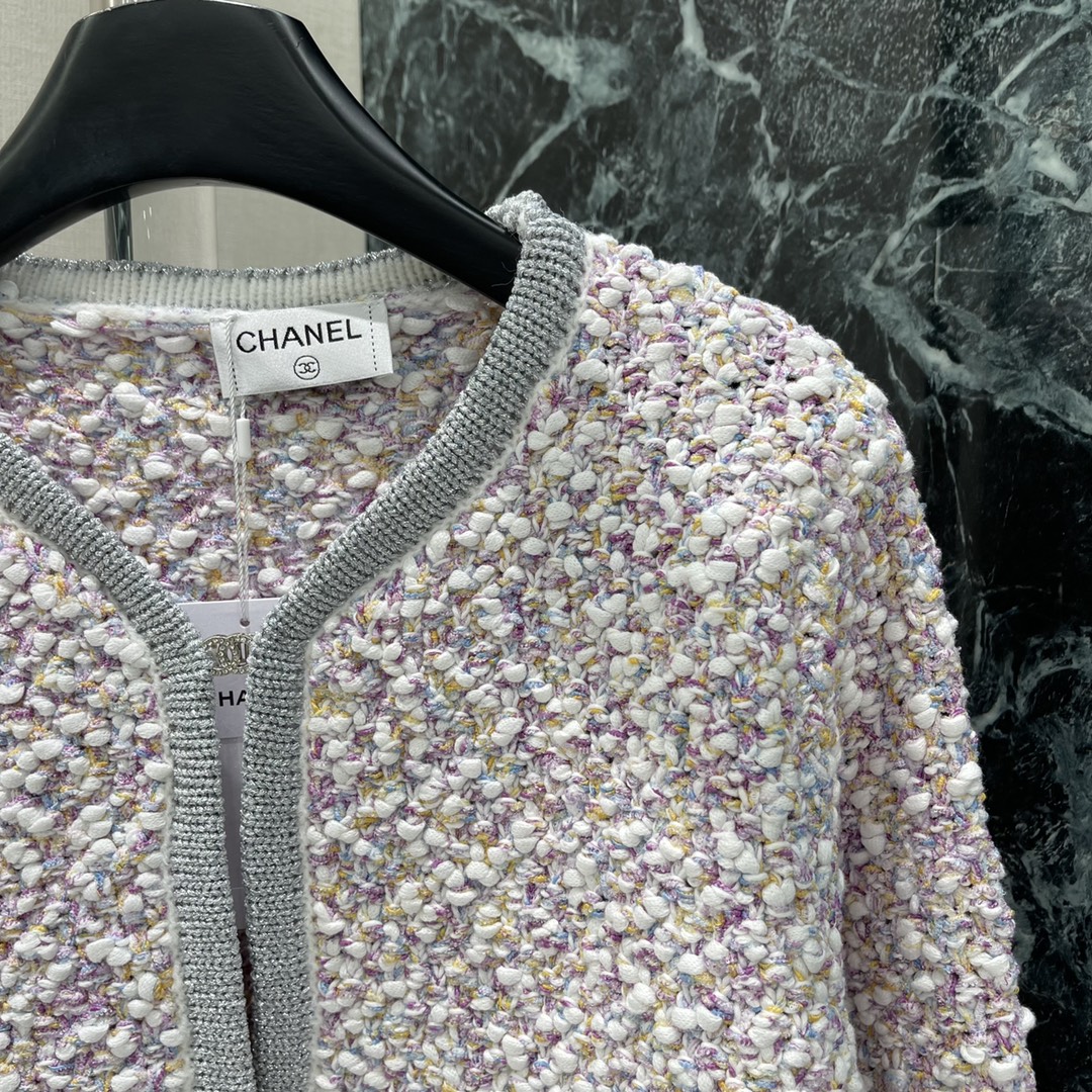 小香 25秋冬新款 编织彩色针织开衫 编织撞色钩花工艺。定制金属双C扣彰显品牌格调 小短款H版型不挑人版