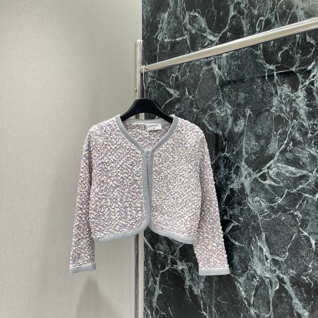 小香 25秋冬新款 编织彩色针织开衫 编织撞色钩花工艺。定制金属双C扣彰显品牌格调 小短款H版型不挑人版