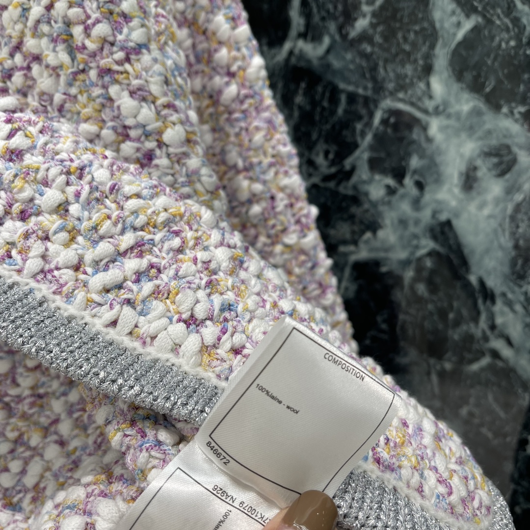 小香 25秋冬新款 编织彩色针织开衫 编织撞色钩花工艺。定制金属双C扣彰显品牌格调 小短款H版型不挑人版