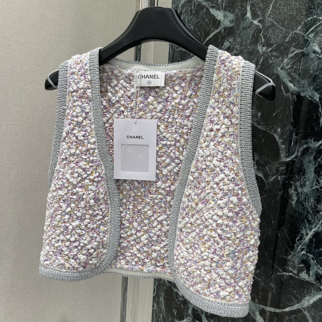 小香 25秋冬新款 编织彩色针织马甲 编织撞色钩花工艺。定制金属双C扣彰显品牌格调 小短款H版型不挑人版