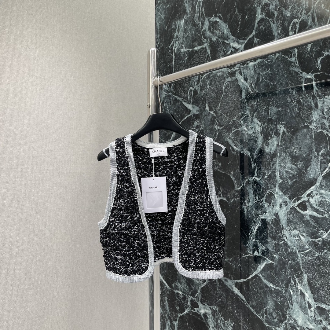 小香 25秋冬新款 编织彩色针织马甲 编织撞色钩花工艺。定制金属双C扣彰显品牌格调 小短款H版型不挑人版