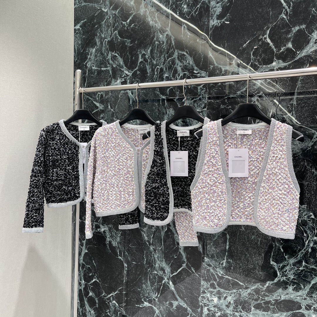 小香 25秋冬新款 编织彩色针织马甲 编织撞色钩花工艺。定制金属双C扣彰显品牌格调 小短款H版型不挑人版