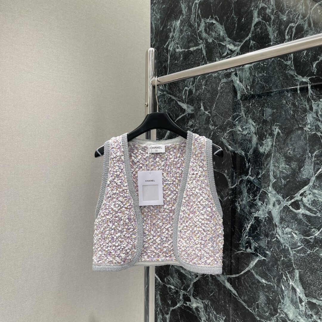 小香 25秋冬新款 编织彩色针织马甲 编织撞色钩花工艺。定制金属双C扣彰显品牌格调 小短款H版型不挑人版