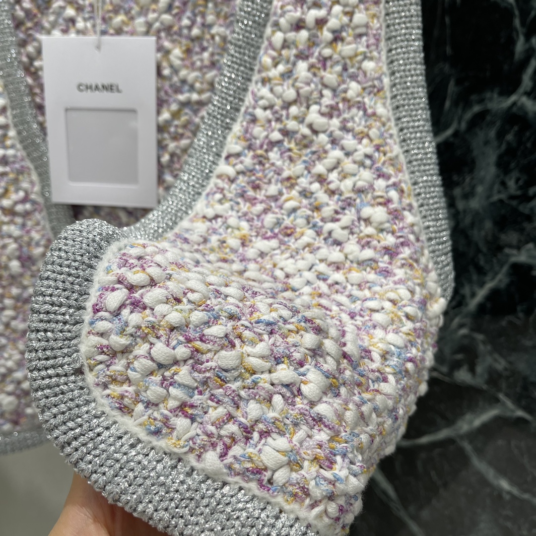 小香 25秋冬新款 编织彩色针织马甲 编织撞色钩花工艺。定制金属双C扣彰显品牌格调 小短款H版型不挑人版