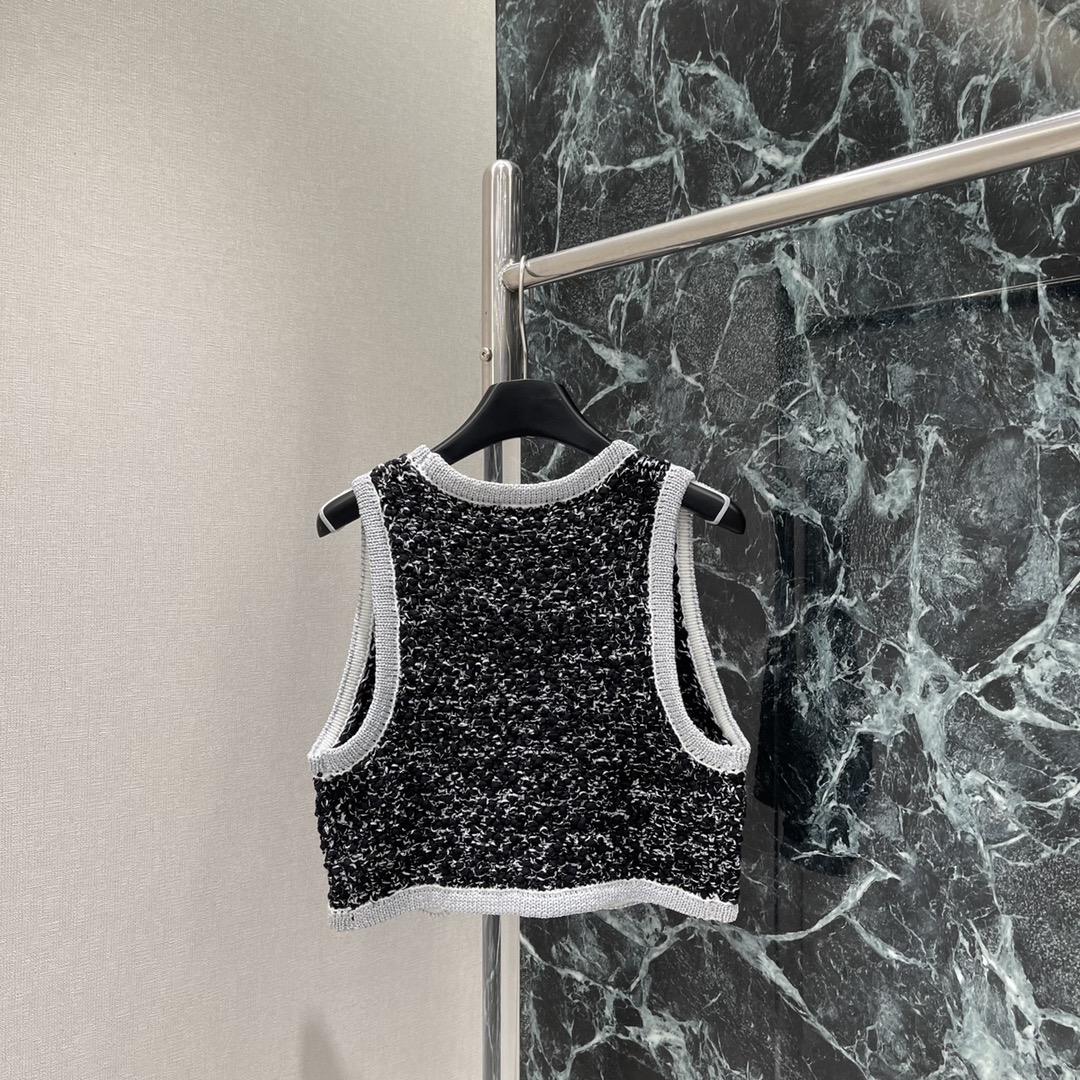 小香 25秋冬新款 编织彩色针织马甲 编织撞色钩花工艺。定制金属双C扣彰显品牌格调 小短款H版型不挑人版