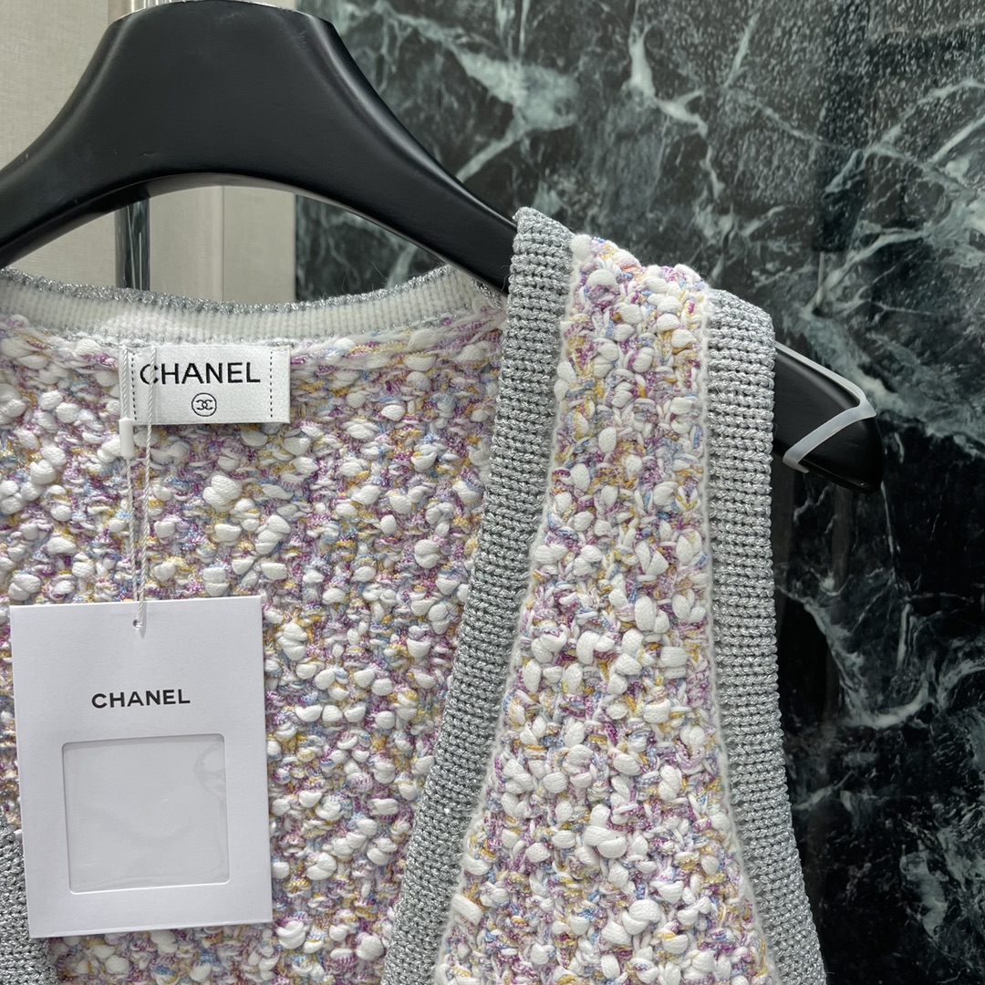 小香 25秋冬新款 编织彩色针织马甲 编织撞色钩花工艺。定制金属双C扣彰显品牌格调 小短款H版型不挑人版