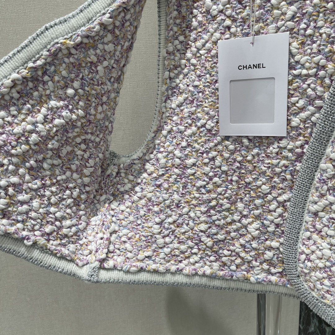 小香 25秋冬新款 编织彩色针织马甲 编织撞色钩花工艺。定制金属双C扣彰显品牌格调 小短款H版型不挑人版