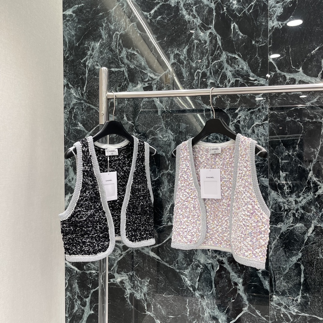 小香 25秋冬新款 编织彩色针织马甲 编织撞色钩花工艺。定制金属双C扣彰显品牌格调 小短款H版型不挑人版