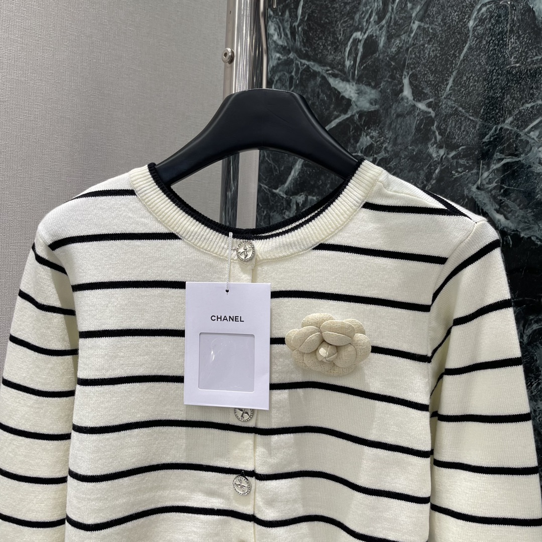 小香 25秋冬新款 针织条纹开衫 躯干部分多重撞色条纹➕胸口花朵装饰点缀 精致度满分 展现气质学院风格 